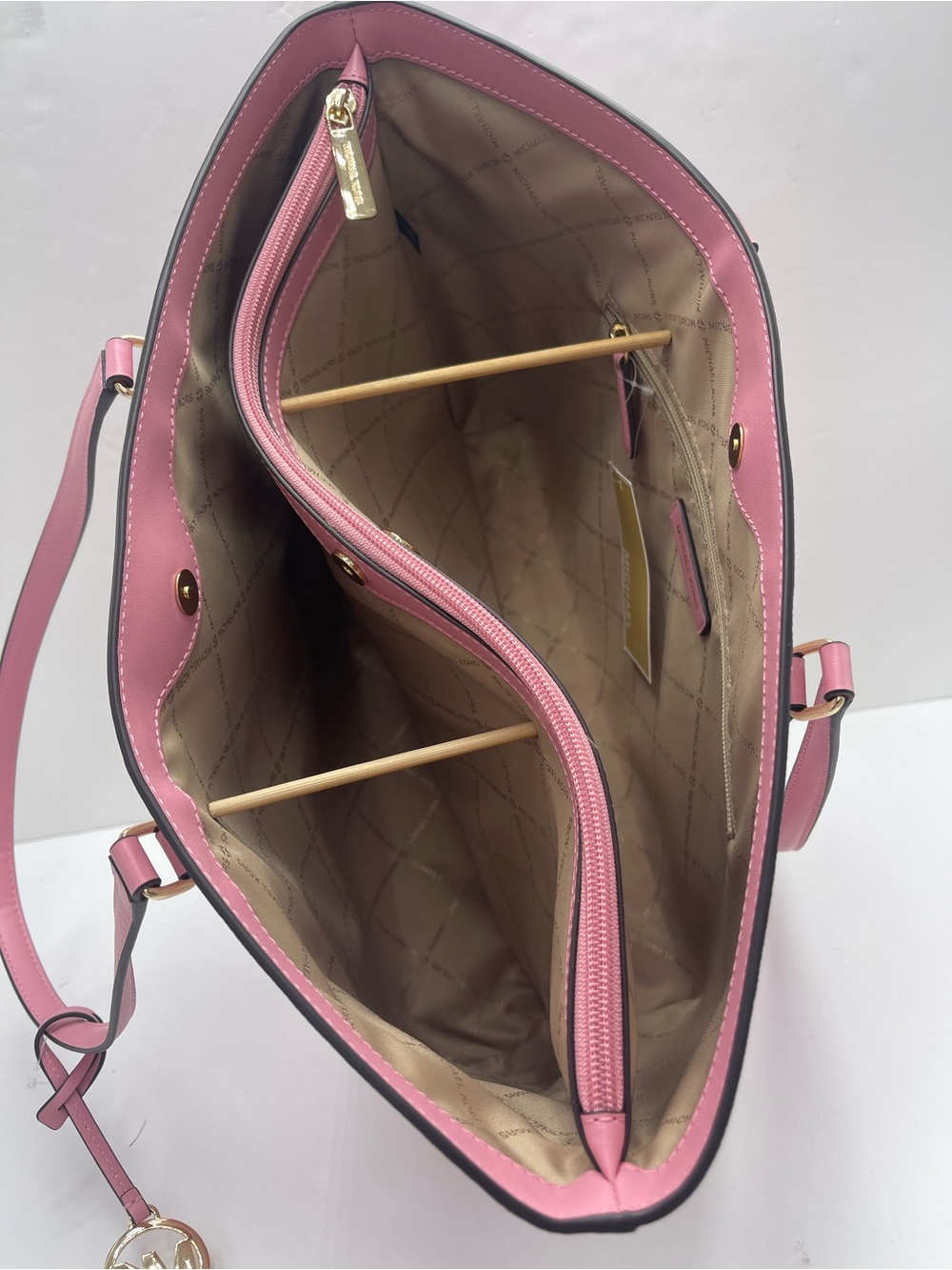MICHAEL MICHAEL KORS SHEILA
CARNATION LG Multifunctional TOTE bag
Carnation
NWT - Picture 10 of 16